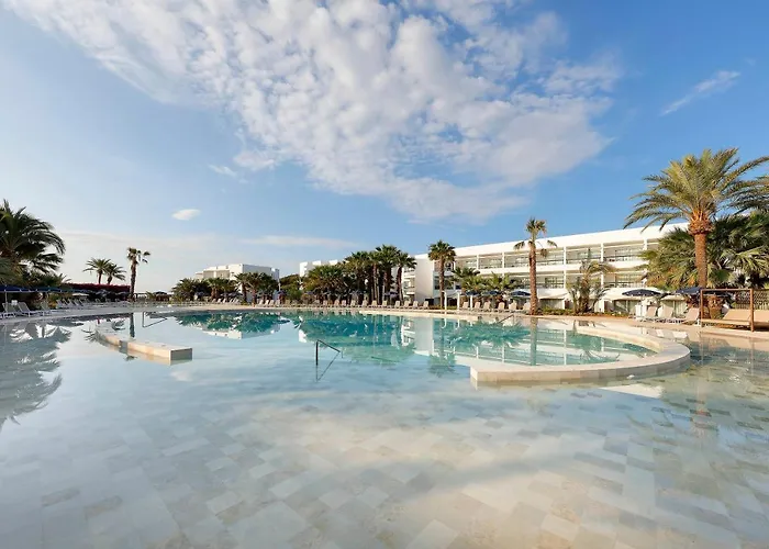 Hoteles con Toboganes en Ibiza: La Diversión Garantizada